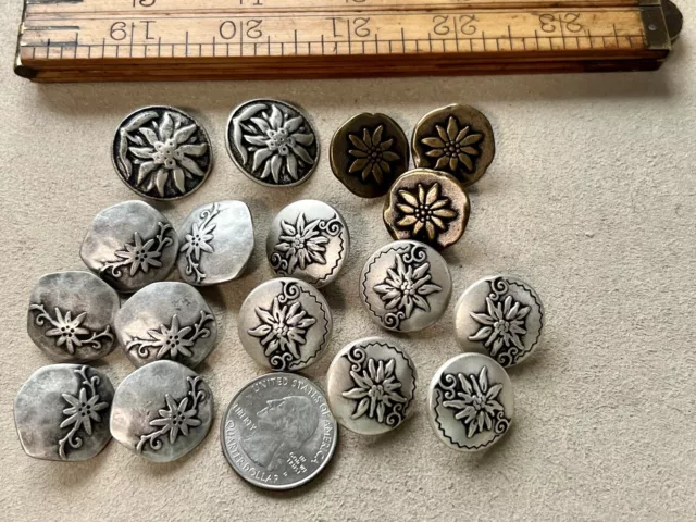 Lote mixto de 17 botones antiguos de metal de plata y bronce con vástago floral posterior