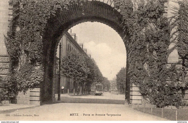 5894 cpa Metz - Porte et Avenue Serpenoise "Tram"