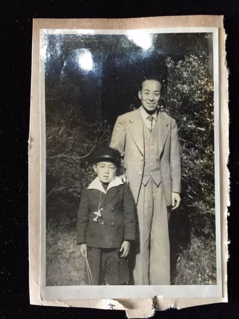 #2567 Japanese Vintage Photo 1940s / man boy suit cap tree