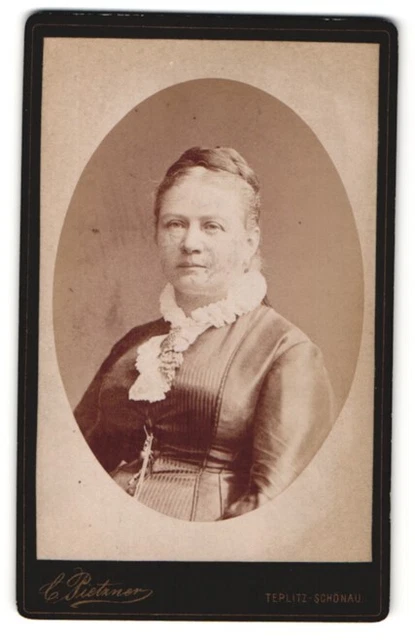 Fotografie C. Pietzner, Teplitz-Schönau, Portrait hübsche Dame mit Flechtdutt