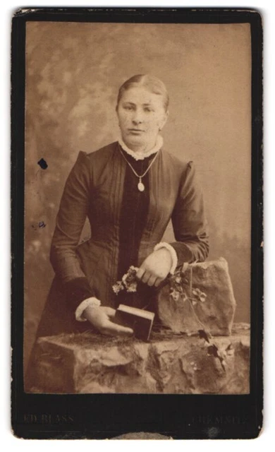 Fotografie Ed. Blass, Chemnitz, Mühlenstr. 41, Junge Dame im Kleid mit Halskett