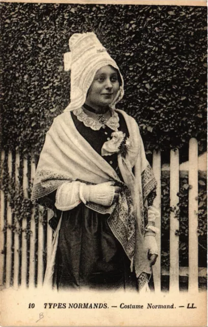 CPA AK Folklore - Types Normands - Costume Normand (698831)