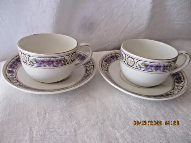 Jolie paire de  petite tasse ancienne  en porcelaine frises de violettes