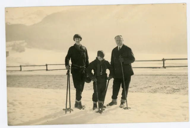 Vintage SNAPSHOT Photo - Family Snow Tour Tampon LIPNISKI