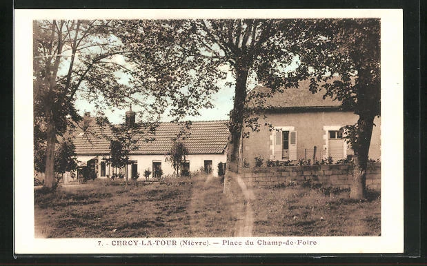 CPA Cercy-la-Tour, Place du Champ-de-Foire