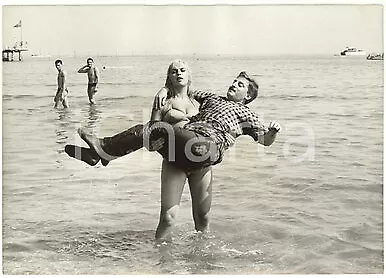 1959 LIDO DI VENEZIA Carlo CROCCOLO in braccio all'attrice Barbara ...