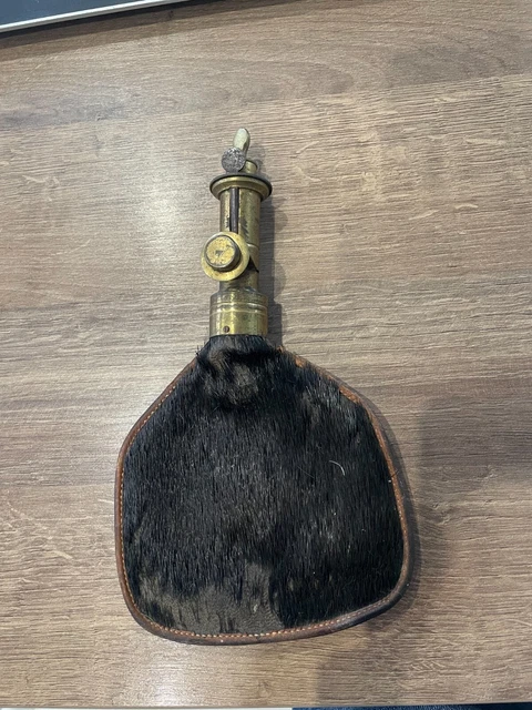 Ancienne poire à poudre pour fusil vintage oriental - Ressourcerie