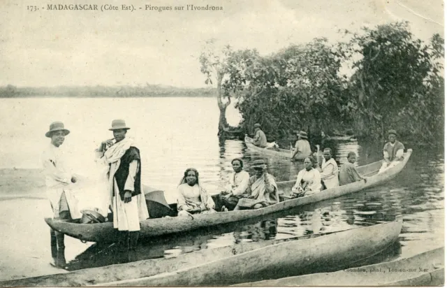 Carte Postale / Madagascar / Pirogues Sur L'ivondrona