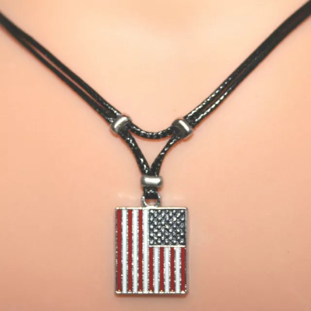 Collier pendentif drapeau états-unis - USA - cordon noir et pendentif en métal