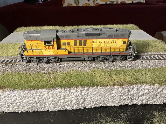 Athearn Genesis HO Scale Iowa Interstate EMD GP9 Diesel Locomotive #300 ex-UP