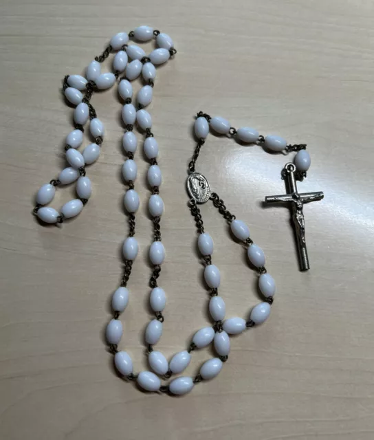 Rosenkranz mit weißen Perlen und Kreuz