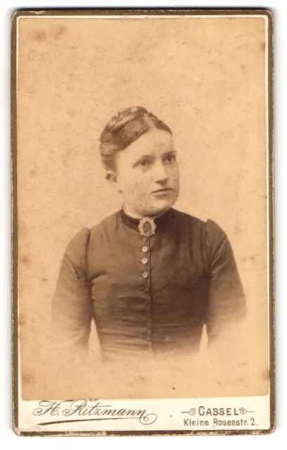 Fotografie H. Ritzmann, Cassel, Portrait junge Dame mit Hochsteckfrisur und Kra