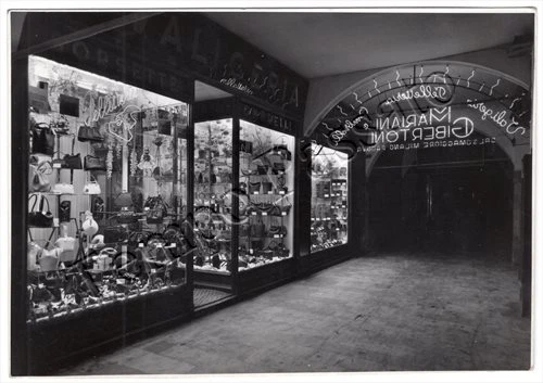 Fotografia di Padova, valigeria borsette ombrelli