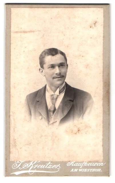 Fotografie J. Kreutzer, Kaufbeuren, Am Wiesthor, Junger Mann mit Scheitelfrisur