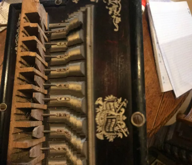 Magnifique ancien accordéon diatonique pour collection.tres rare