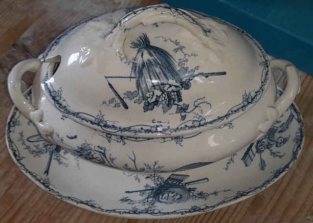 Ancienne Saucière KG Luneville Badonviller – Blanche Fleur Bleu Contour Torsadé