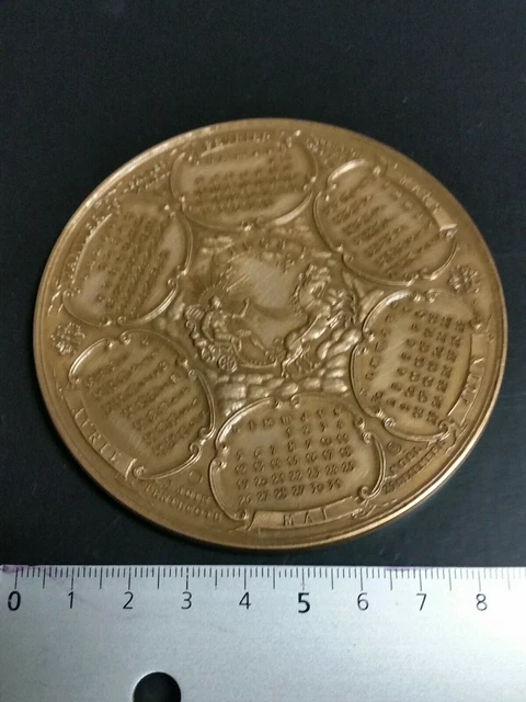 Enchères Lot 191 - Une médaille en bronze Calendrier 2001 (diam.: 9,50