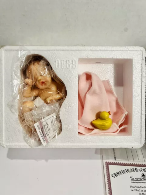 Muñeca bebé ""Fresca de su baño"" de las galerías Ashton-Drake con manta y pato