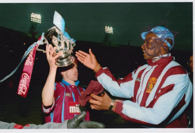 Ugo Ehiogu Firmata a mano Aston Villa 12x8 foto 2.