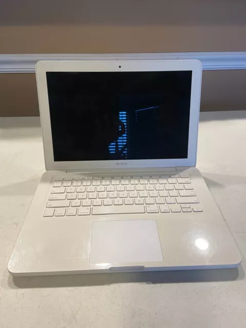 13" MacBook Unibody (White) 2.4GHz 200GB  HD 4GB RAM A1342 2010 LAPTOP WORKING