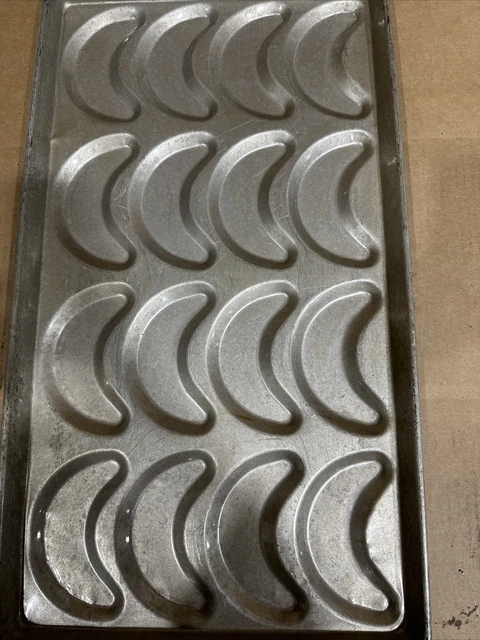 Heavy duty croissant baking Pans 16 On per pan Lot of 7