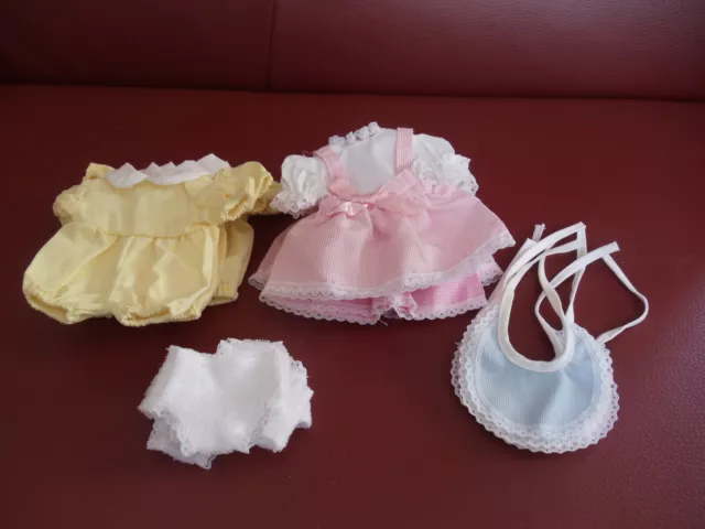 lot de 10 vêtements de poupée BELLA