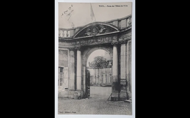 cpa-54-TOUL-Porte de l'Hôtel de Ville-cliché Rare!! très bon état voir,photos.