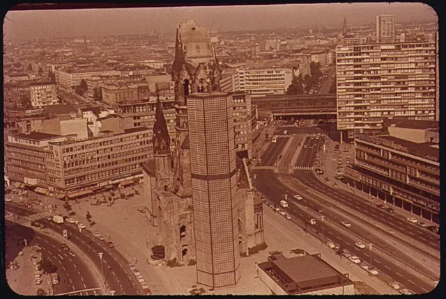 BERLIN PRIV. ORIG. FARBDIA DIA 1960er BREITSCHEID PLATZ VERKEHR GEBÄUDE VON OBEN