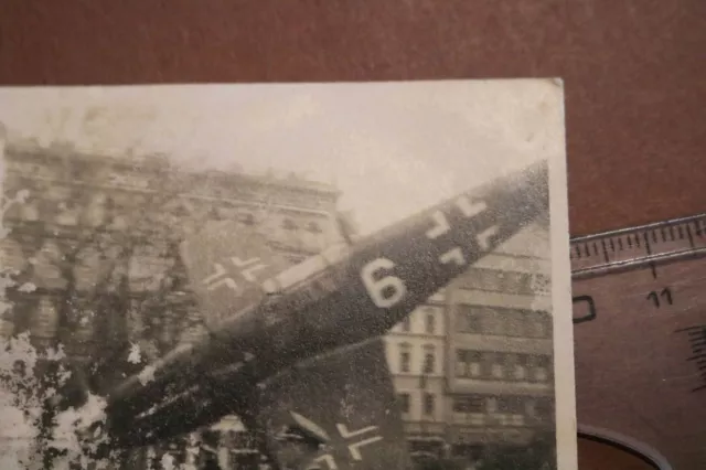tolles altes Foto - Modell BF 109 in einer Stadt - Tag der Wehrmacht - Ort ??? 3