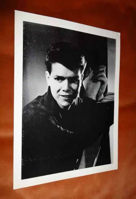 CLIFF RICHARD. 1962/63 B&W PHOTO PRINT PORTRAIT. Approx 10 x 8 ins