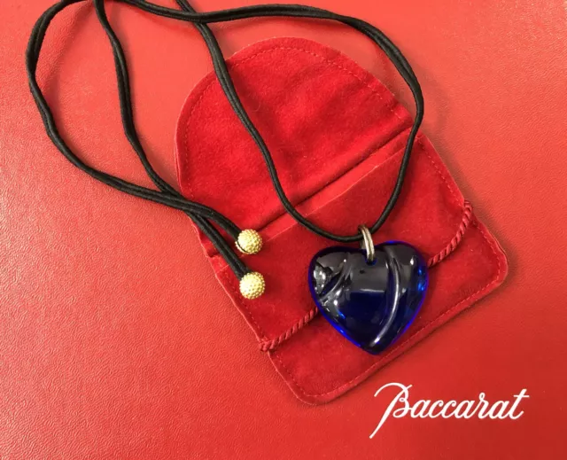 pendentif coeur en cristal bleu signé BACCARAT avec cordon et housse Bijoux