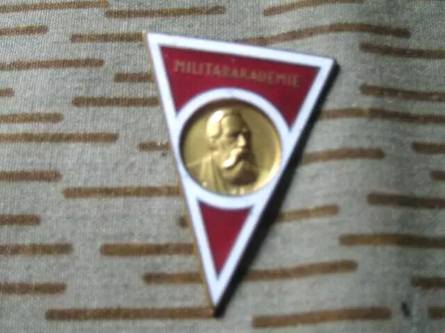 DDR  NVA  Absolventenabzeichen der Militärakademie " Friedrich Engels "