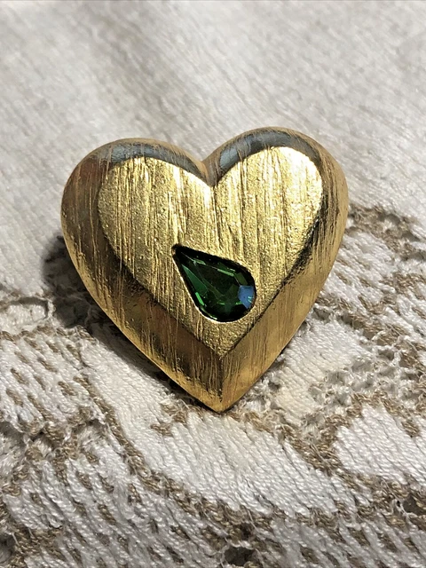 YSL, Broche cœur en métal doré et résine rouge