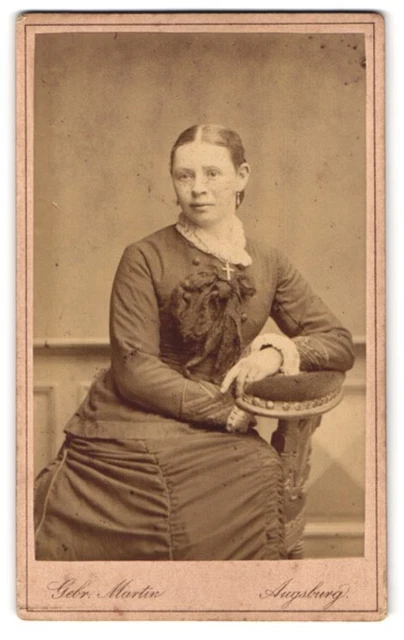 Fotografie Gebr. Martin, Augsburg, Bahnhofstr., Portrait Dame im Biedermeierkle