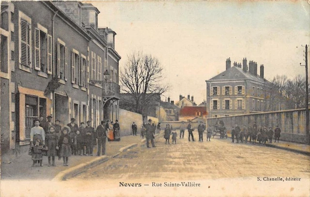 CPA 58 NEVERS RUE SAINTE VALLIERE (belle animation