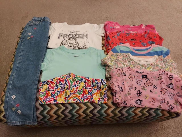Pacchetto di jeans, magliette e abiti per ragazze età 4-5 anni. 9 articoli.