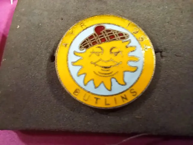 (a402)  Vintage BUTLINS AYR 1964 Enamel Badge