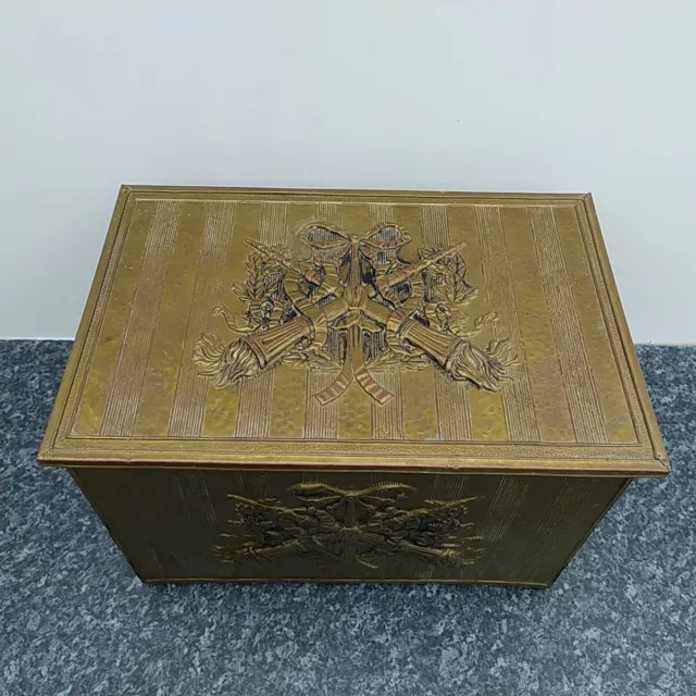 Caja de troncos de madera de latón en relieve de colección contenedor dos antorchas escena chimenea 2