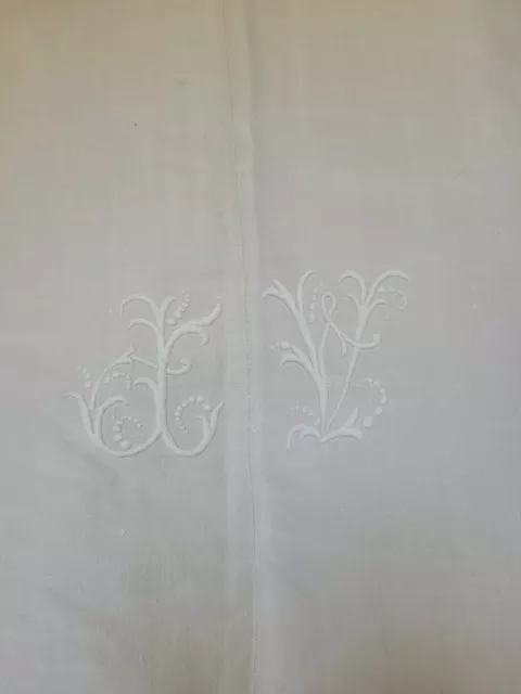 très joli grand drap ancien en lin monogramme A? V (10a)