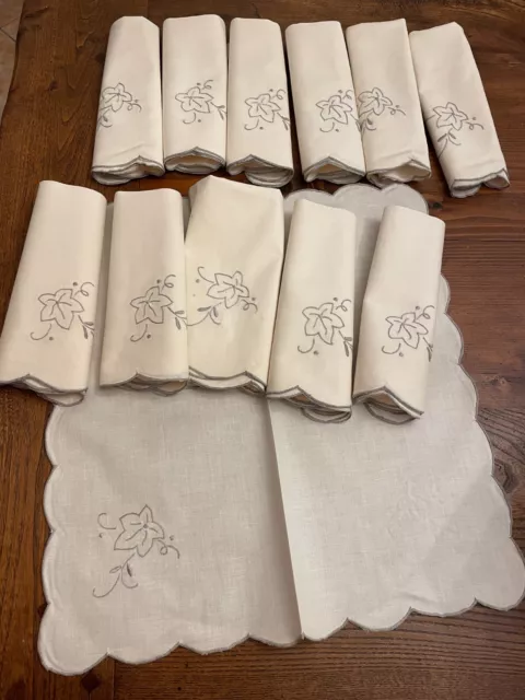 Lot de 12 serviettes de table anciennes brodées et festonnées 40x40 cm.