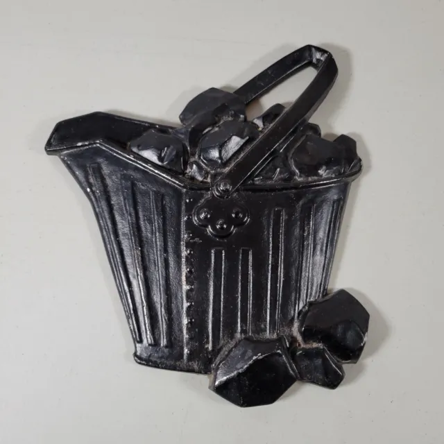 "Cubo de carbón de metal negro colgante de pared vintage de 7,5"" x 7,5"