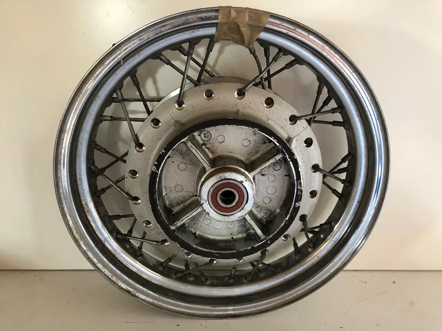 Une Jante Roue Arriere A Rayons Pour Moto Kawasaki En 500 Takasago