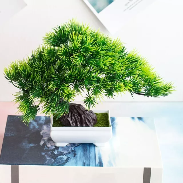 Belle fausse plante en pot bonsaï avec simulation réaliste de pin