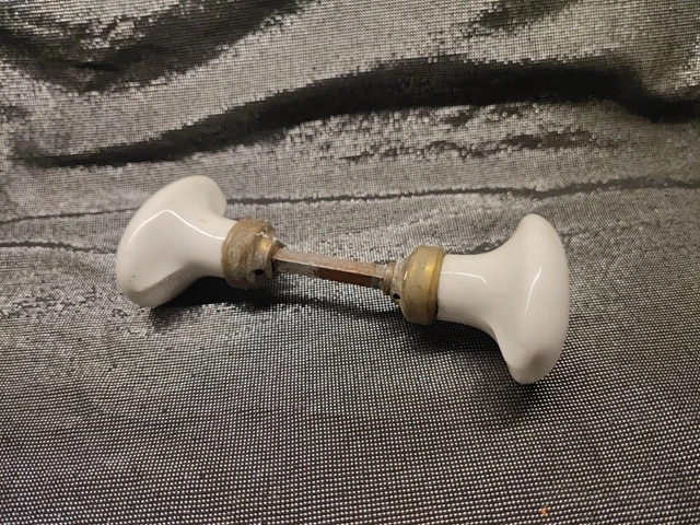 ANCIENNE POIGNÉE de porte ovale en porcelaine et laiton. Lire l annonce