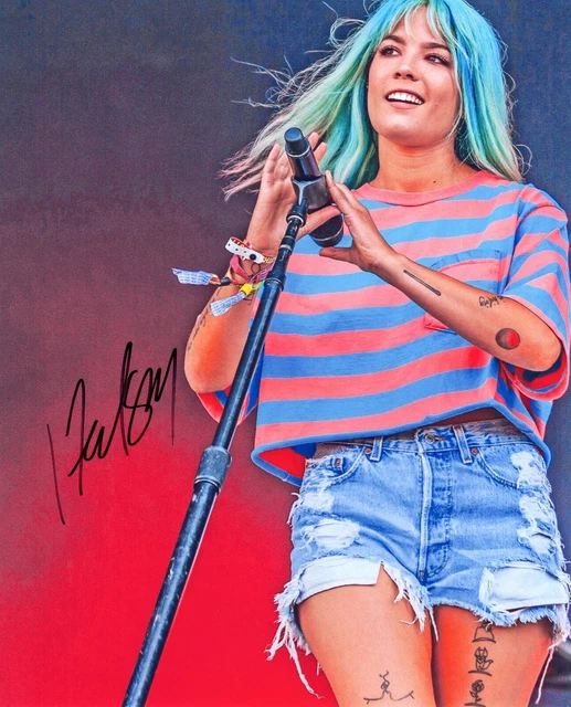 A fantastic 10x8 Autographed Photo of Halsey & CoA