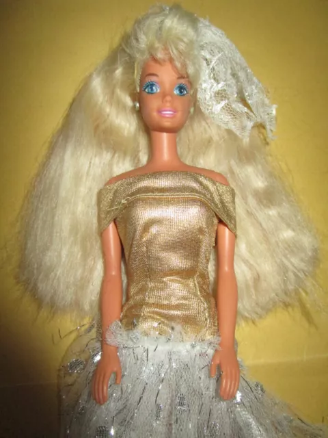 B32)Alte Blonde Barbie Mattel Ohrringe+Gold-Weisses Vintage-Kleid Mattel+Schuhe