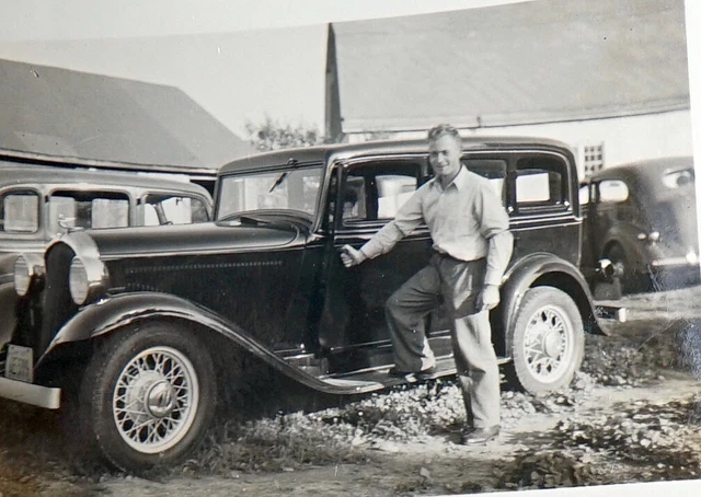 1937 stolz auf seinem fetten Auto Oltimer PKW Foto