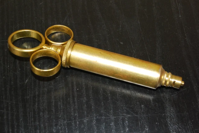 ANTIKE MESSING KOLBENSPRITZE mit Edelstahlnadel in OVP 2