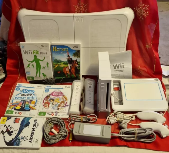 Nintendo Wii Console Bundle. 2     controlers In Cover, Cables, 5 Games and acc