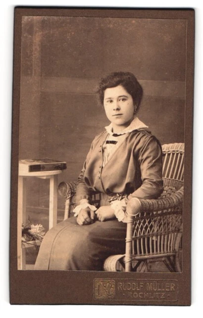 Fotografie Rudolf Müller, Rochlitz, Junge schöne Frau in dunklem Kleid mit weiß